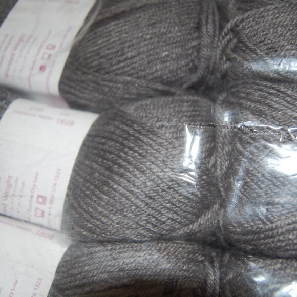 KnitPicks 10-Pack (36.5 oz) Brava Cobblestone Heather (Gray) #4 Worsted Yarn - Picture 5 of 10